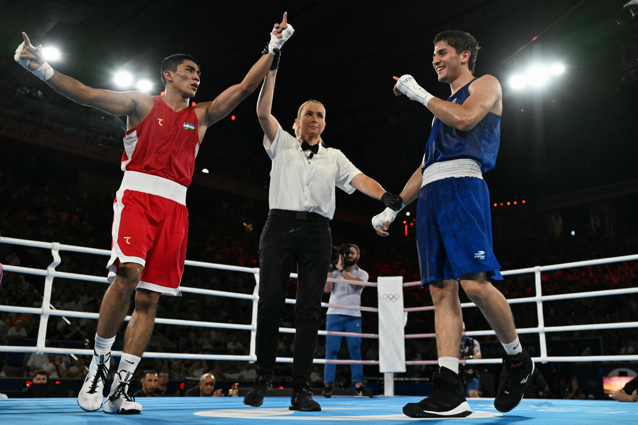 Asadkhuja Muydinkhujaev de Uzbekistán reacciona después de vencer a Marco Alonso Verde Álvarez (Azul) de México en la final de boxeo masculina de 71 kg durante los Juegos Olímpicos de París 2024 en el Estadio Roland-Garros, en París el 9 de agosto de 2024. Photo by MOHD RASFAN / AFP) (Photo by MOHD RASFAN/AFP via Getty Images)