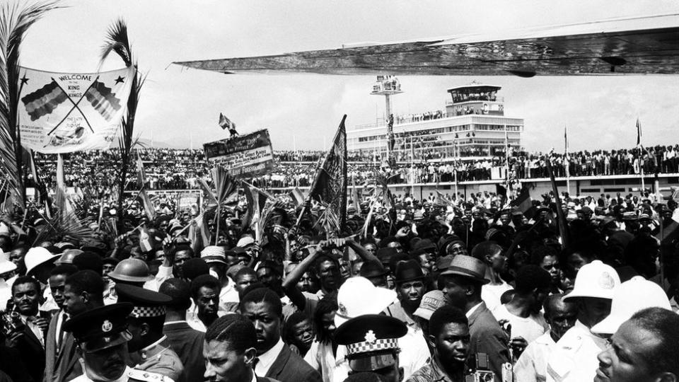 Una enorme muchedumbre recibe a Selassie en Jamaica, en 1966