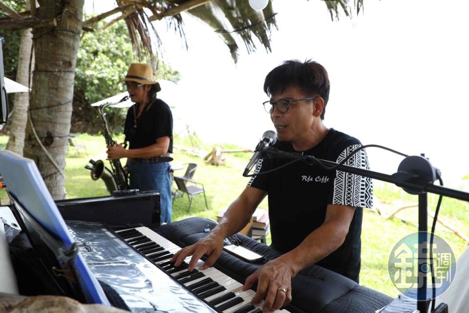 賴正文不僅是拉法鋼琴咖啡屋的老闆，彈得一手好琴的他，也常為現場客人進行演奏。