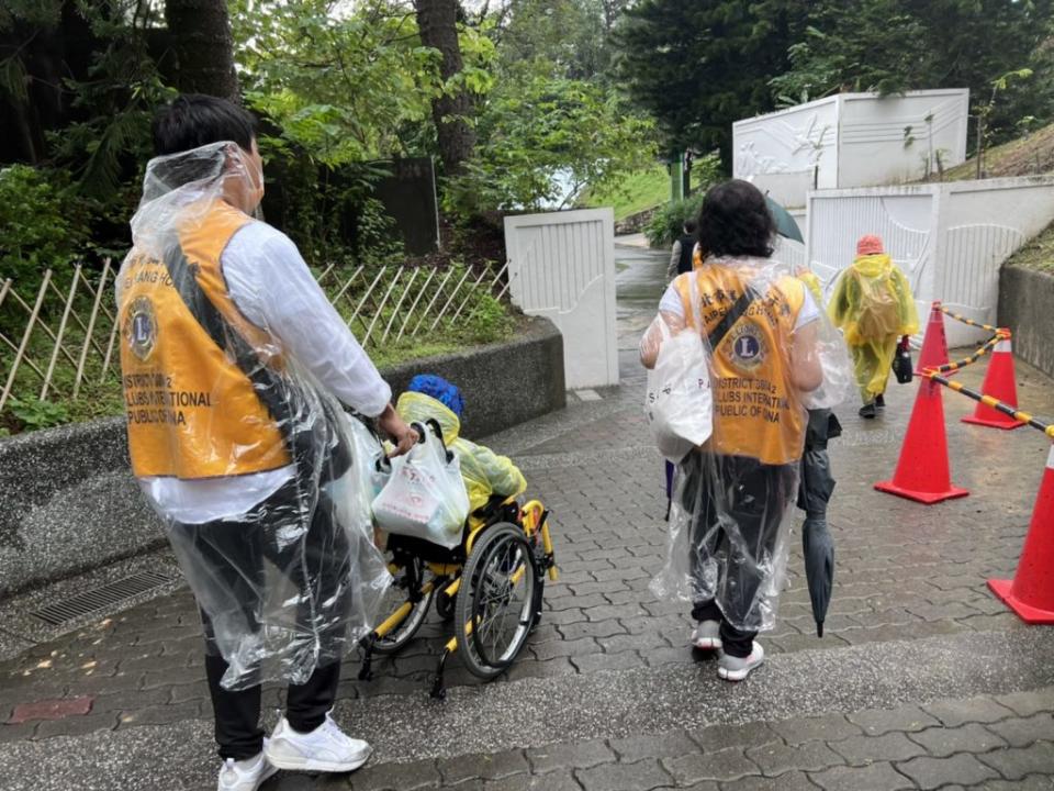 獅友採一對一為院生服務。（新北市社會局提供）