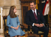 <p>Sur fond de crise indépendantiste en Catalogne, le roi d’Espagne Felipe VI a fêté mardi 30 janvier ses 50 ans en mettant à l’honneur sa fille de 12 ans, Leonor, l’héritière du trône, à laquelle il a remis la plus prestigieuse des décorations, celle de la Toison d’Or. Felipe VI dont le début de règne a été marqué par la mise à l’écart de sa sœur Cristina poursuivie pour fraude fiscale dans une affaire de détournements de fonds.<br>Crédit photo : Getty Images </p>