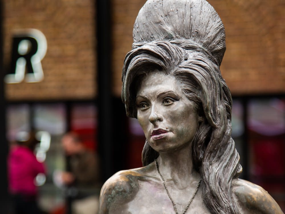 Auf dem Stables Market in Camden Town im Norden Londons steht eine Bronzestatue der britischen Sängerin Amy Winehouse. (Bild: IMAGO/Pond5 Images)