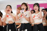 <p>樂天桃猿啦啦隊Rakuten Girls - 籃籃（圖中）、岱縈（圖右）與筠熹。（Yahoo奇摩運動）（20220314）</p> 