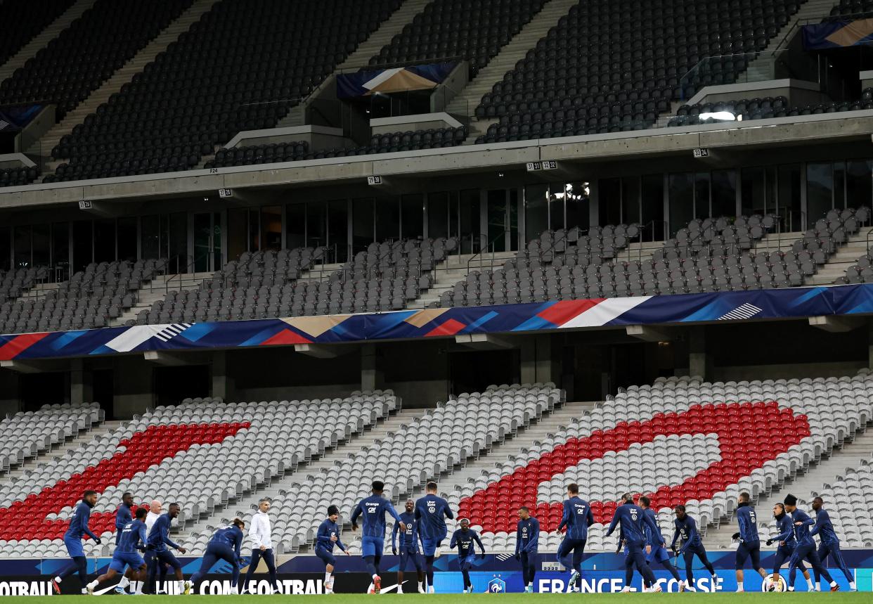 Les joueurs de l’équipe de France participent à une séance d’entraînement au stade Pierre-Mauroy à Villeneuve-d’Ascq, près de Lille, le 16 octobre 2023, à la veille d’un match de football amical contre l’Écosse.