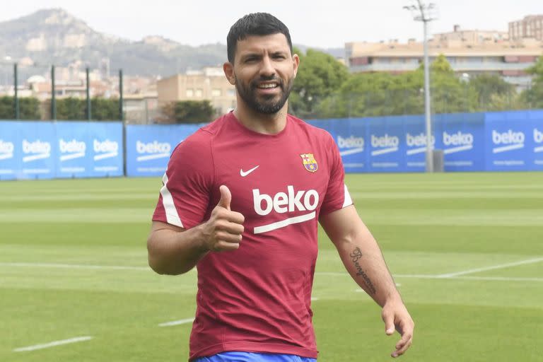 El jugador del Barcelona Sergio Kun Agüero en su primer entrenamiento de pretemporada, que terminó con una lesión