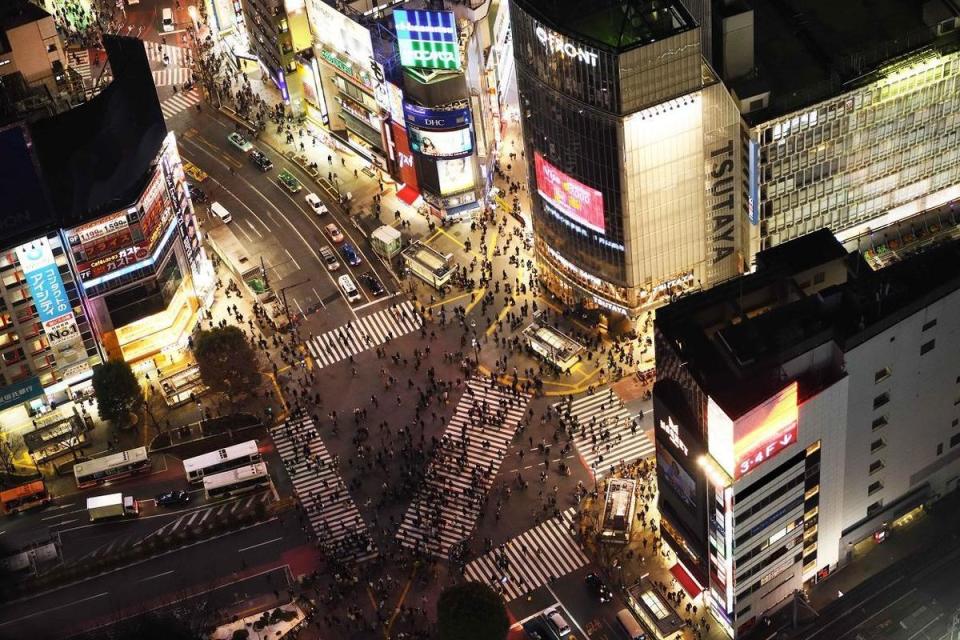 站在「Sky Edge」，可將澀谷著名地標「十字交叉路口」絕景盡收眼底。（Shibuya Sky提供）