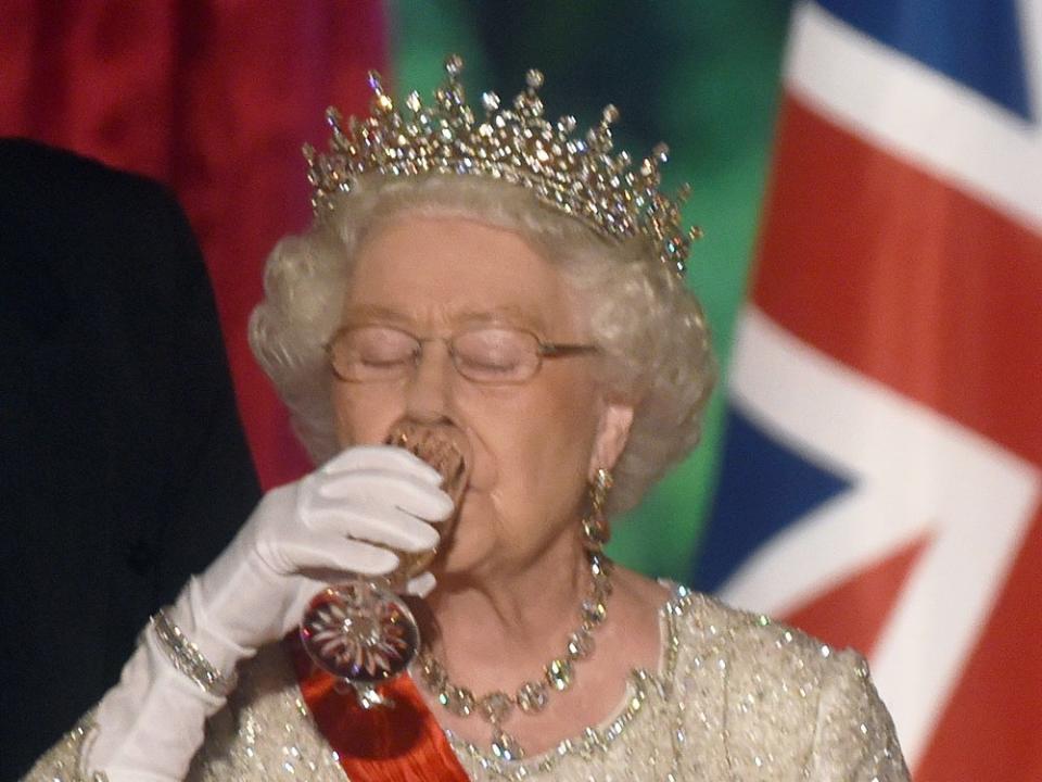 Die Vorliebe von Queen Elizabeth II. für einen kleinen Drink ist seit Jahrzehnten bekannt. (Bild: getty/Anwar Hussein/WireImage)