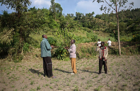 A Bahavu landlord (L) and Pygmy workers have an argument about wages, on Idjwi island in the Democratic Republic of Congo, November 24, 2016. REUTERS/Therese Di Campo