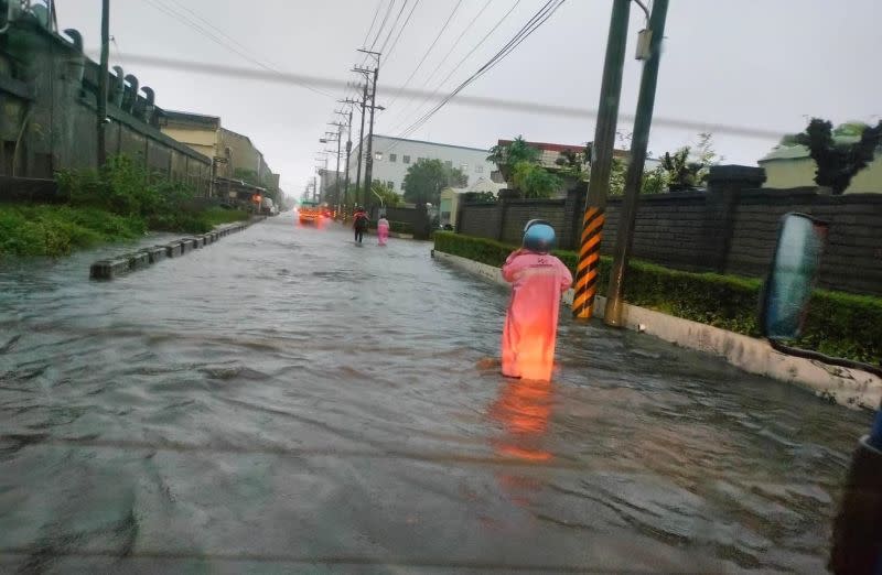 ▲台中海線嚴重淹水，民眾機車無法通過，只好徒步涉險上班。（圖／林靜儀提供，2023.04.20）