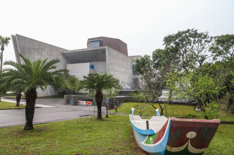 201605-漢本遺址專題.十三行博物館.外觀建築呈現十七度的歪斜，傾斜不正的八角塔，表達被毀壞的遺跡無法重現的意境。(陳明仁攝)