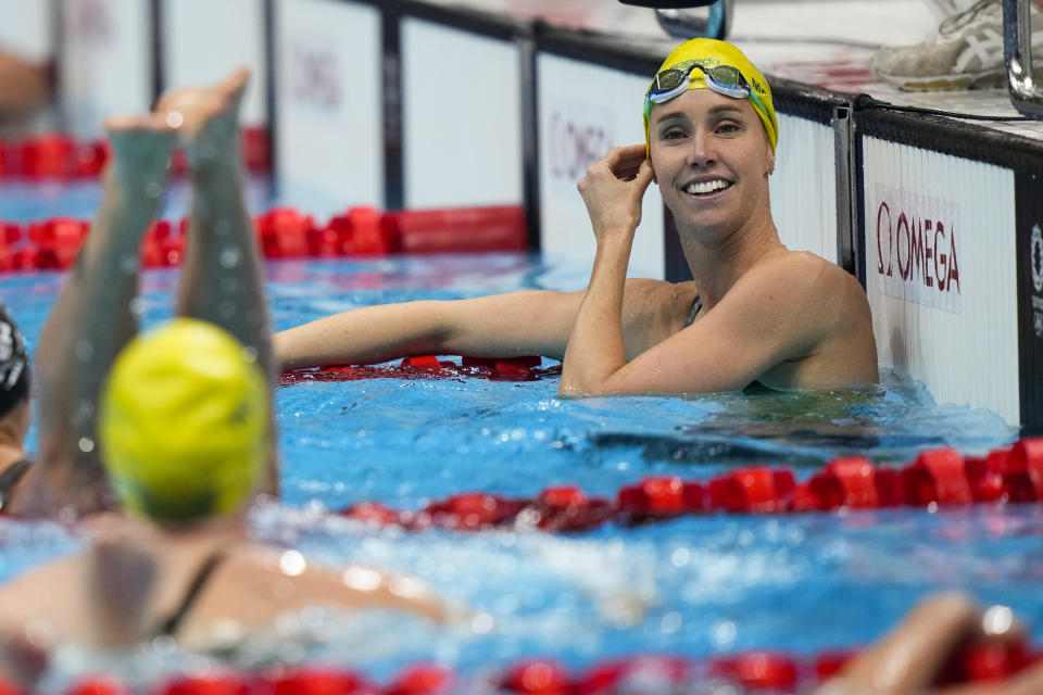 La australiana Emma Mckeon sonríe después de ganar la medalla de oro en los 50 metros estilo libre, el domingo 1 de agosto de 2021, en Tokio. (AP Foto/David Goldman)