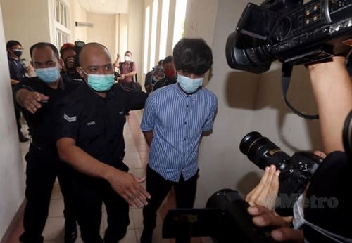 Toh being taken into the courtroom 