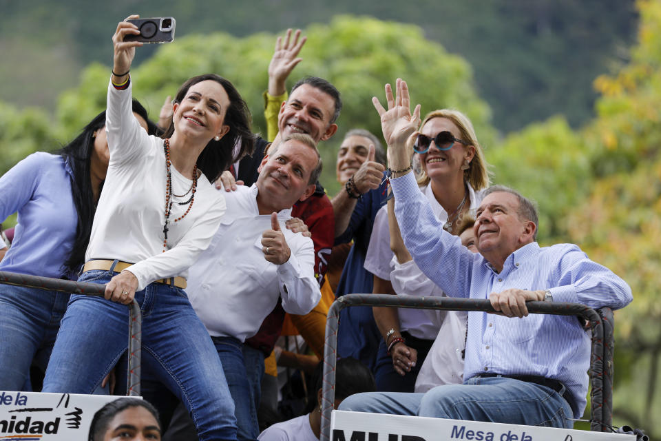 La líder opositora María Corina Machado se toma una selfie con el candidato presidencial opositor Edmundo González, a la derecha, durante una manifestación contra la certificación de la reelección del presidente Nicolás Maduro por parte del Consejo Nacional Electoral en Caracas, Venezuela, el martes 30 de julio de 2024, dos días después de las elecciones presidenciales. (AP Foto/Cristian Hernández)