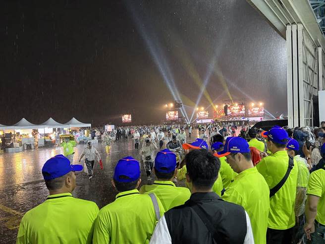 國慶晚會今晚在空軍台南基地舉行時，突然遭遇驟雨攪局，大批觀眾因雨勢過大紛紛走避，躲進一旁的大型室內停機坪。（洪榮志攝）