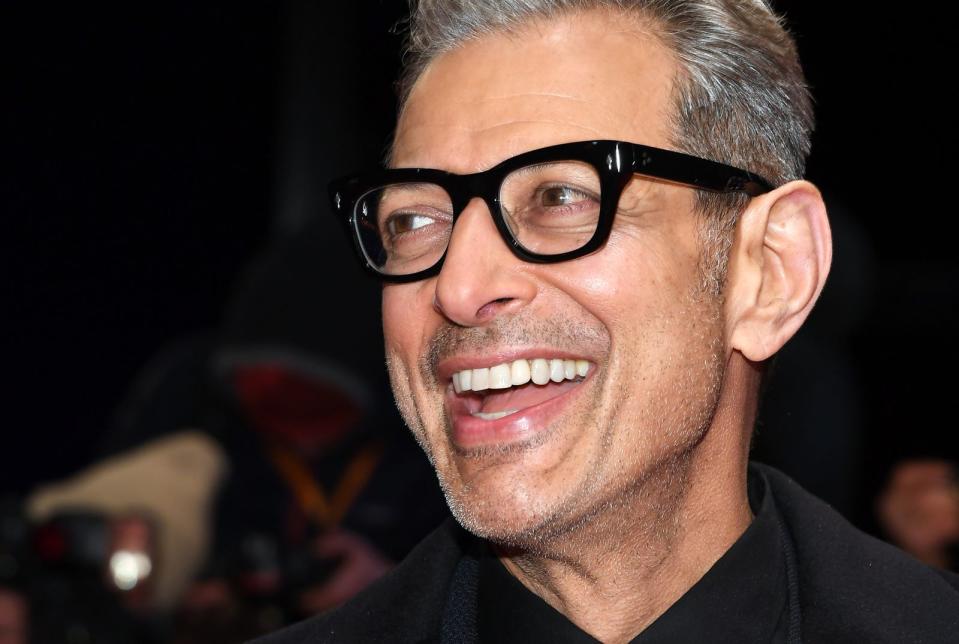 Jeff Goldblum ist mit 71 Jahren eigentlich im besten Rentenalter - und startet in Hollywood gerade nochmal durch: Zuletzt war er in den Blockbustern "Independence Day: Die Wiederkehr" und "Thor: Tag der Entscheidung" zu sehen, auch beim Dino-Spektakel "Jurassic World: Ein neues Zeitalter" war er wieder dabei. (Bild: Getty Images)