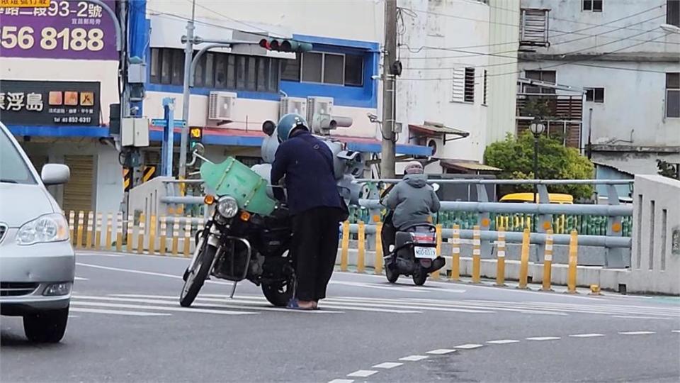 騎士閃對向車重心不穩「瓦斯桶到處滾」　悲劇！天冷車又發不動