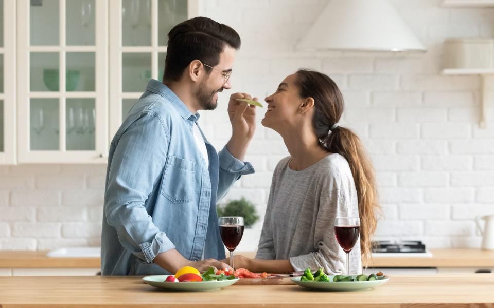 "Liebe geht durch den Magen" ist nicht nur ein banales Sprichwort. Immerhin gilt zusammen kochen und genießen als eines der beliebtesten Dating-Programme. Ganz besonders, wenn Sie mit den richtigen Zutaten ein aphrodisierendes Mahl zaubern. Hier kommt eine Auswahl sinnlicher Köstlichkeiten, die anregen und Lust auf mehr machen ... (Bild: iStock/fizkes)