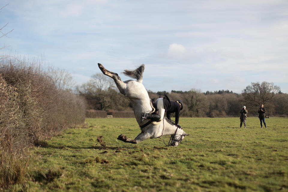 <p>Bei einem Reitwettbewerb im englischen Chiddingstone landen Reiter und Pferd nach einem missglückten Hindernissprung im Gras. (Bild: REUTERS/Simon Dawson) </p>