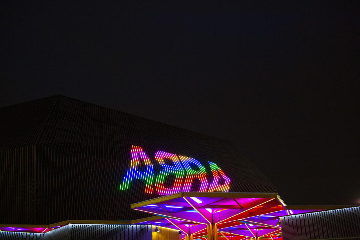 Luces en el exterior de la arena especialmente construida para el estreno mundial de "ABBA Voyage", en Londres, el 26 de mayo de 2022. (Lauren Fleishman/The New York Times)
