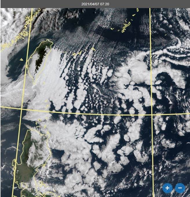 衛星雲圖上顯示，台灣東方海面上出現許多顆像珍珠形狀的雲，代表對流雲季節到了。(翻攝自 鄭明典FB)
