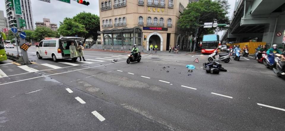 救護車挨撞後，在現場等待其他救護車輛協助將病患送醫。（翻攝畫面）