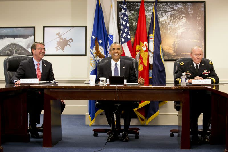 美國總統歐巴馬（中）6日由國防部長卡特（左）與JCS主席鄧普西（右）陪同聽取簡報。（美聯社）