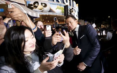 Cast member Channing Tatum poses with fans at the premiere of "Hail, Caesar!" in Los Angeles, California February 1, 2016. The movie opens in the U.S. on February 5. REUTERS/Mario Anzuoni