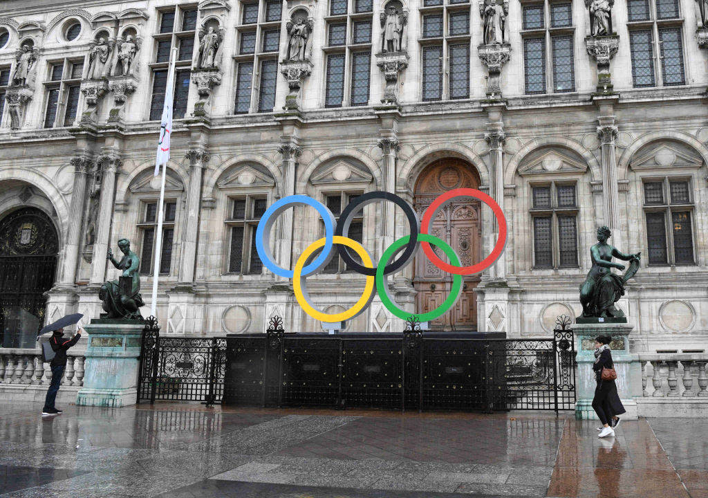 Les anneaux olympiques devant l’Hôtel de Ville à Paris.