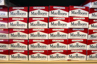 <b>Marlboro</b><br><br>En 1924, Philip Morris configuró Marlboro como una marca de cigarrillos para mujeres bajo el lema "Suave como mayo" y una banda roja impresa alrededor del filtro para ocultar las manchas del lápiz de labios. Decidieron promocionarlo también para hombres cuando un estudio de la década de los 50 vinculó fumar con el cáncer de pulmón.