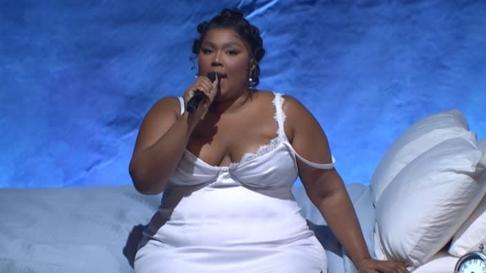 Lizzo, the musical guest on the Dec. 17 “Saturday Night Live” episode, performs “Break Up Twice,” paying tribute to artist Anne Lee in her settings. (Photo: Screenshot/YouTube.com/Saturday Night Live)
