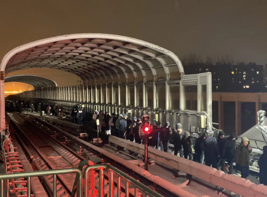 北京地鐵昌平線14日晚間發生行駛中車廂突然斷裂意外。翻攝百度