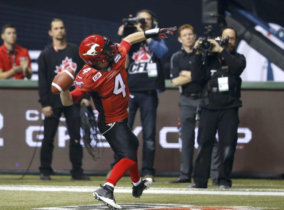 Calgary Stampeders&#39; quarterback Drew Tate celebrates a touchdown against the Hamilton Tiger Cats in the first half during the CFL&#39;s 102nd Grey Cup football championship in Vancouver, British Columbia, November 30, 2014. REUTERS/Todd Korol (CANADA - Tags: SPORT FOOTBALL)