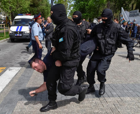 Policemen detain an opposition supporter during a protest rally in Almaty, Kazakhstan May 10, 2018. REUTERS/Mariya Gordeyeva