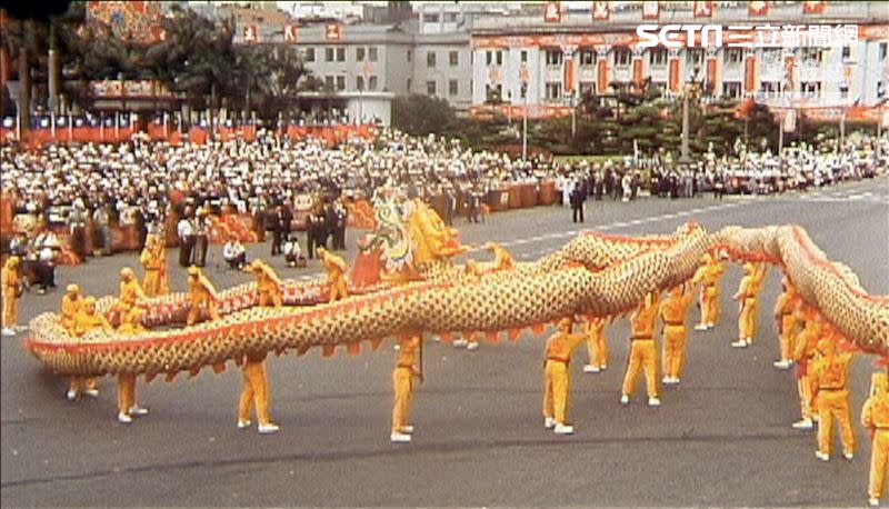 「中華巨龍」在民國79年國慶大典上表演。（圖／軍聞社提供）