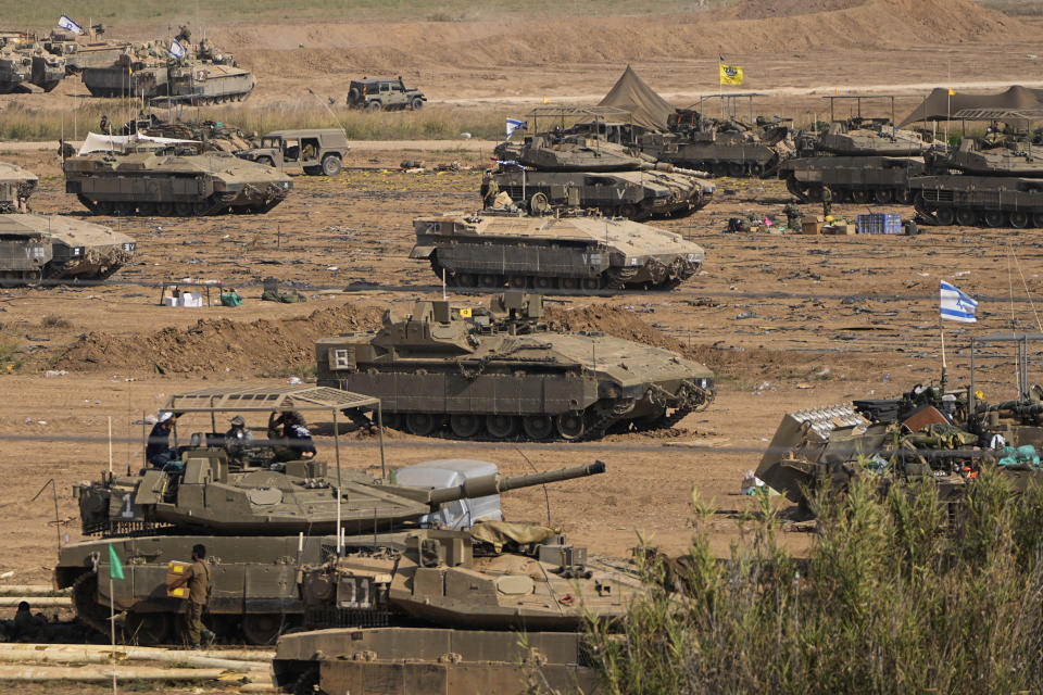 Israelische Soldaten versammeln sich nahe der Grenze zum Gazastreifen im Süden Israels (Bild: Ohad Zwigenberg/AP/dpa)
