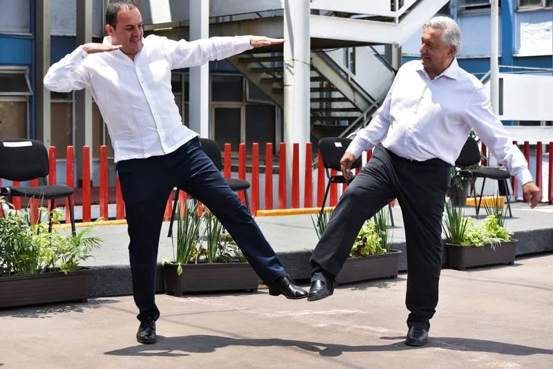 Imagen de archivo. El gobernador del estado mexicano Morelos y exestrella del f&#xfa;tbol, Cuauht&#xe9;moc Blanco, celebra su cl&#xe1;sico gol con el presidente Andr&#xe9;s Manuel L&#xf3;pez Obrador.