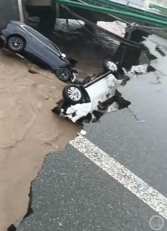 在強降雨下，連接黑龍江省哈爾濱市與牡丹江市的哈牡高速在 3 日發生橋樑塌陷， 2 輛汽車被困。   翻攝自新浪財金