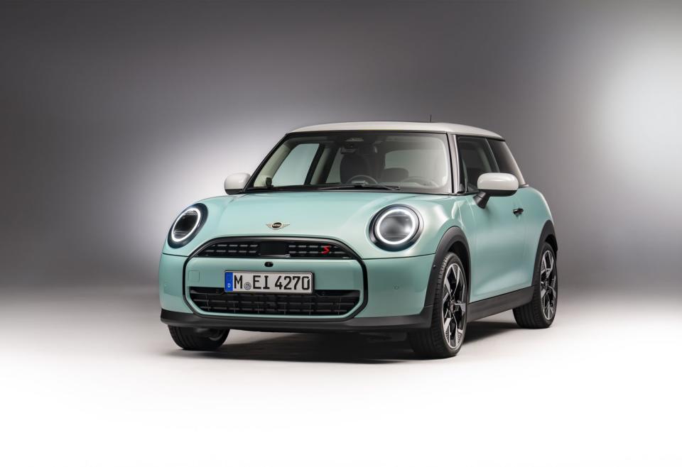 全新第5代MINI Cooper 3門掀背完美演繹MINI經典本色，從車身輪廓即能一眼感受僅屬於MINI的黃金比例：經典渾圓的頭燈設計、極短的前後懸與八角形水箱護罩線條。