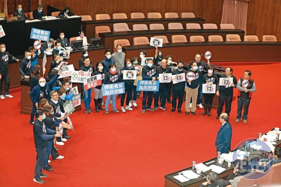 立委財產需定期向監察院申報後上網公告。圖為去年立院審議美豬進口時，國民黨立委在議場舉標語抗議場景。