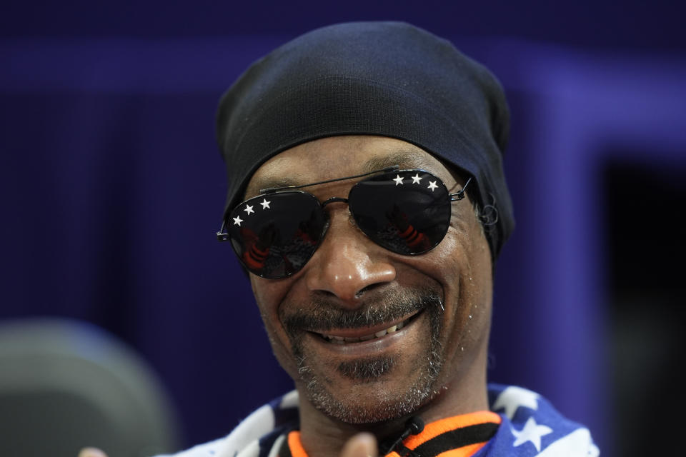 Snoop Dogg asiste a los combates de cuartos de final de los equipos masculinos de esgrima durante los Juegos Olímpicos de Verano de 2024 en el Grand Palais, el domingo 4 de agosto de 2024, en París, Francia. (Foto AP/Lindsey Wasson)