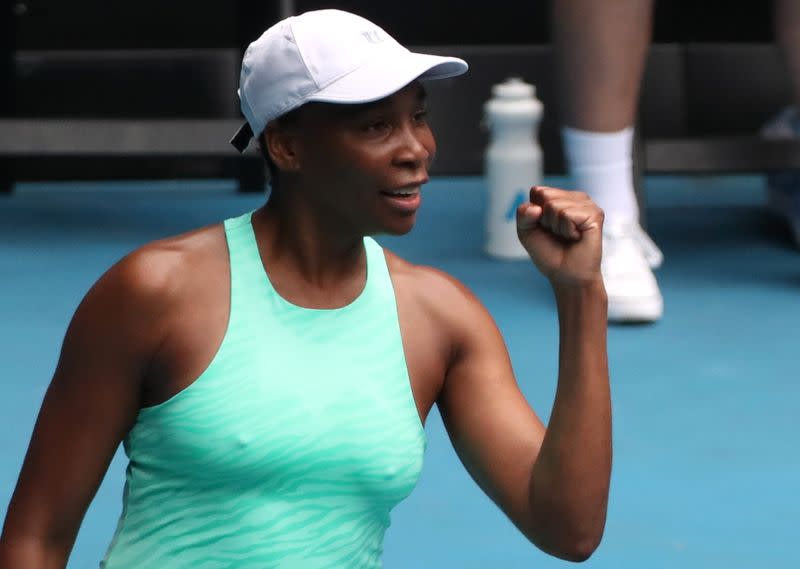 La tenista estadounidense Venus Williams celebra tras ganarle a la tenista belga Kirsten Flipkens en la primera ronda del Abierto de Australia, en el Melbourne Park, en Melbourne, Australia