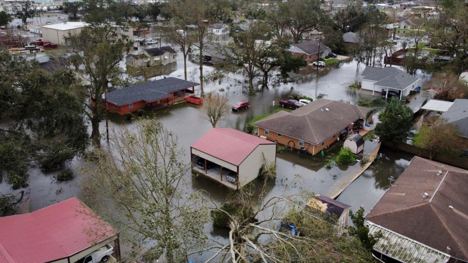 Hochwasser in einer Wohnsiedlung und auf dem Gelände einer Raffinerie in Louisiana nach dem Hurrikan «Ida».