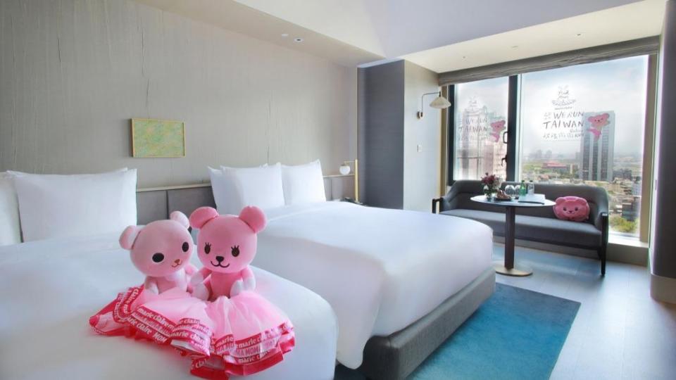 聯合So-Net曾任日本乳癌活動大使的momo熊家族，推出「粉紅公益主題房」。（圖／高雄洲際酒店提供）