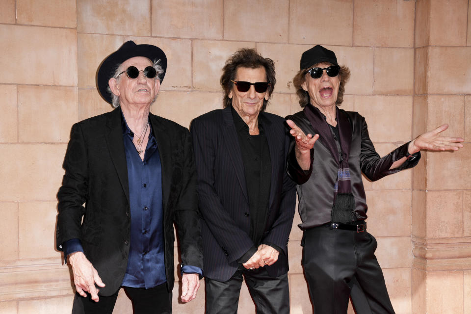Keith Richards, de izquierda a derecha, Ronnie Wood, y Mick Jagger posan para retratos a su llegada al anuncio del lanzamiento de su álbum "Hackney Diamonds" el miércoles 6 de septiembre de 2023 en Londres. (Scott Garfitt/Invision/AP)