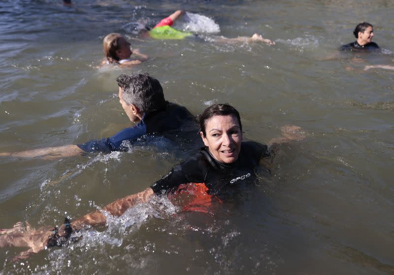 FOTO DE ARCHIVO. La alcaldesa de París, Anne Hidalgo, nada en el río Sena antes de las Olimpiadas, en París, Francia