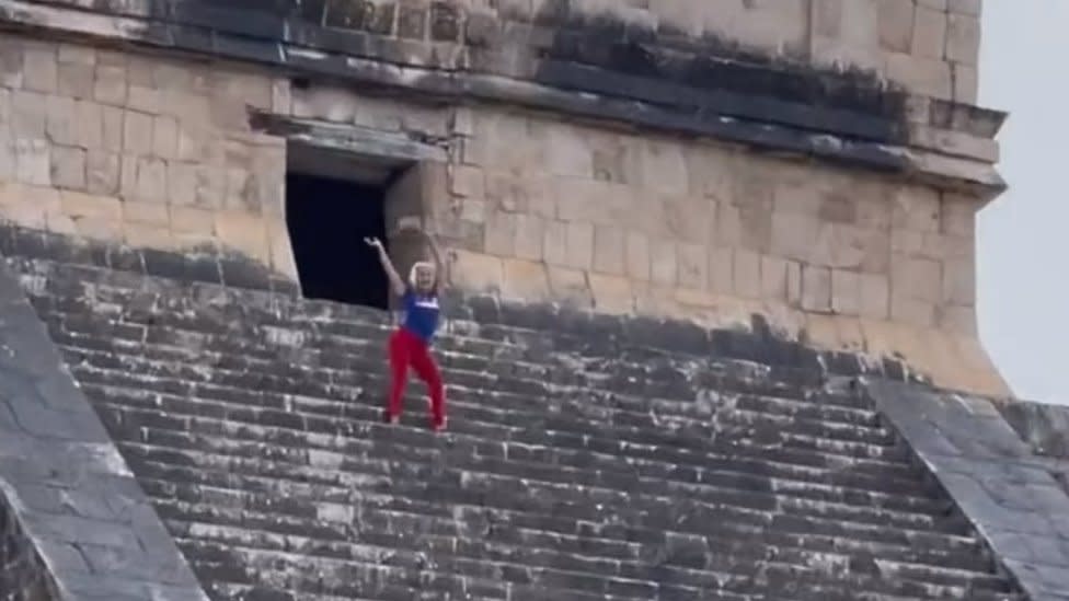 Turista encima de la pirámide de Kukulcán.