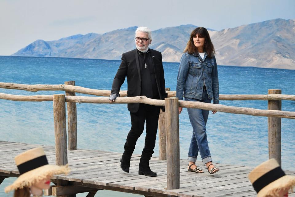 Ο Karl Lagerfeld και η Virginie Viard περπατούν στην πασαρέλα κατά τη διάρκεια της επίδειξης Chanel στο πλαίσιο της Εβδομάδας Μόδας του Παρισιού Γυναικεία ρούχα Άνοιξη/Καλοκαίρι 2019 στις 2 Οκτωβρίου 2018 στο Παρίσι, Γαλλία (Getty Images)