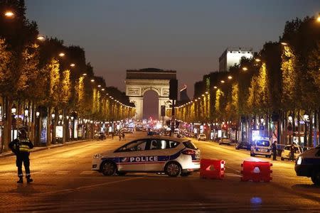 La policía acordona el área de los Campos Elíseos en París después que un funcionario de seguridad muriera y otro resultara herido en un tiroteo, Francia, Abril 20, 2017. Un policía murió el jueves y otro resultó herido en un tiroteo en el centro de París, un evento que el organismo de seguridad dijo que podría tratarse de un "acto terrorista". REUTERS/Christian Hartmann