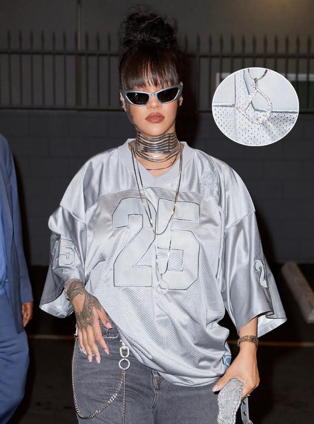 Rihanna con el colgante que ha desatado dudas