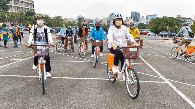 嘉義市長黃敏惠（前右）騎YouBike2.0E電輔車，直呼輕鬆好騎。（廖素慧攝）